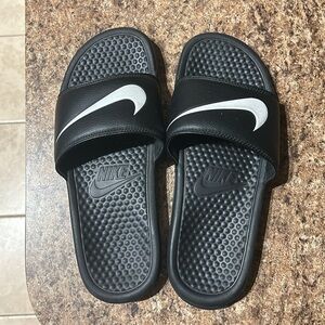 Woman’s Nike slides size 8